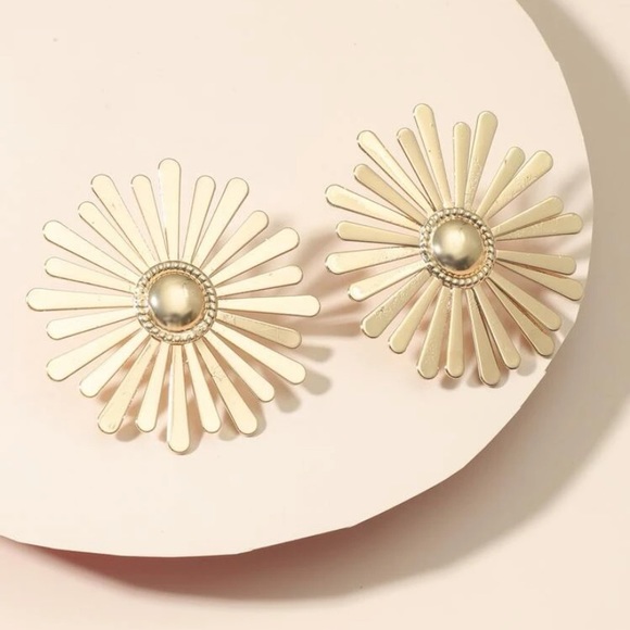 Wow Them Post Earrings - Picture 3 of 3